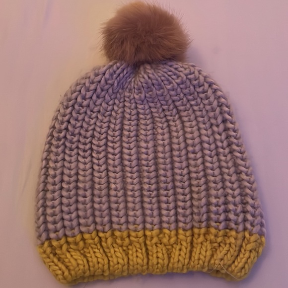 Loft Women’s Knit Beanie Har with Pom - Picture 3 of 3